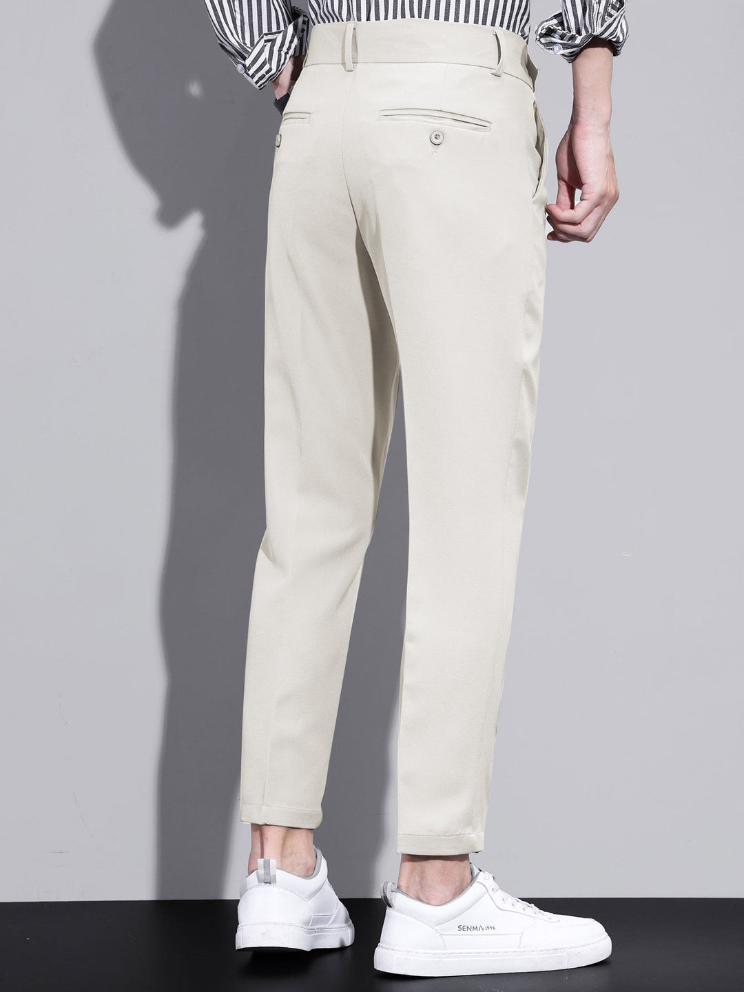 Pantaloni slim fit a gamba affusolata corti