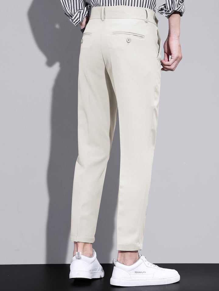 Pantaloni slim fit a gamba affusolata corti