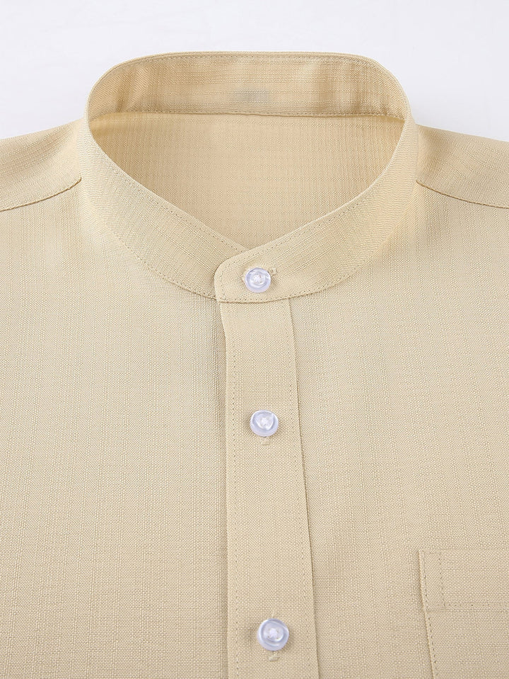 Camicia strutturata con colletto alto e maniche lunghe