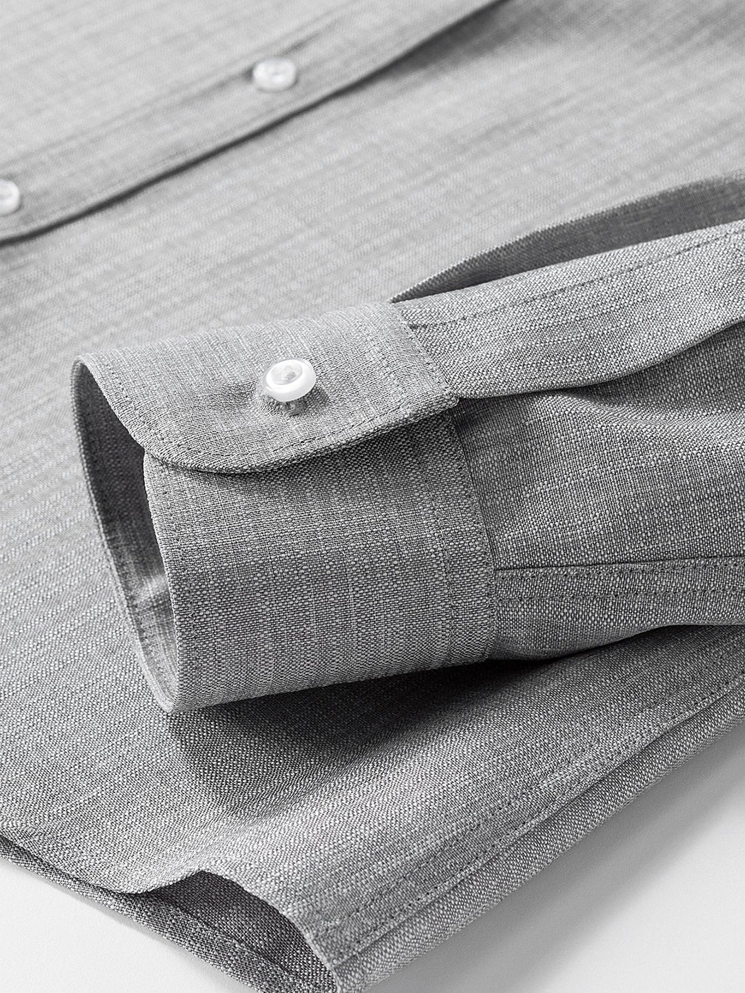 Camicia strutturata con colletto alto e maniche lunghe