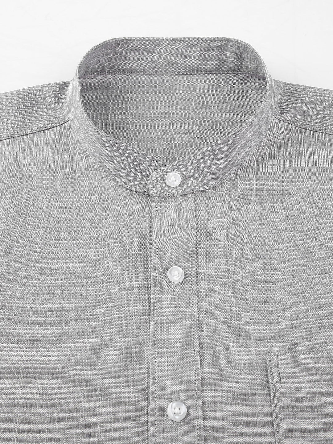 Camicia strutturata con colletto alto e maniche lunghe