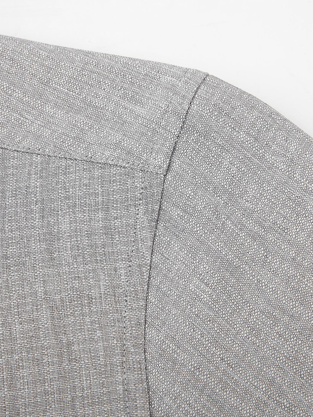 Camicia strutturata con colletto alto e maniche lunghe