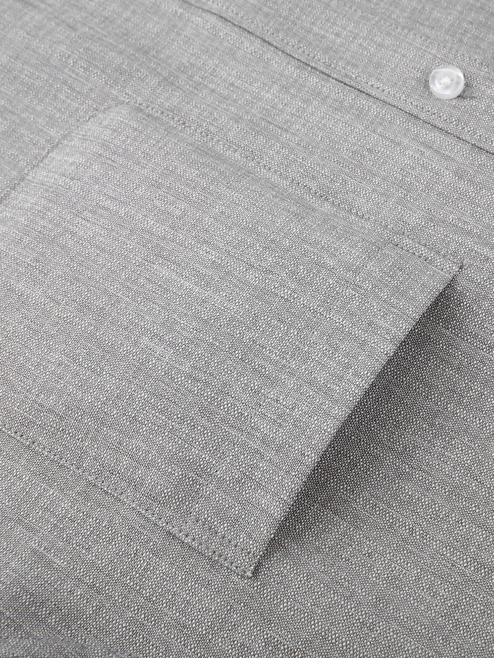 Camicia strutturata con colletto alto e maniche lunghe