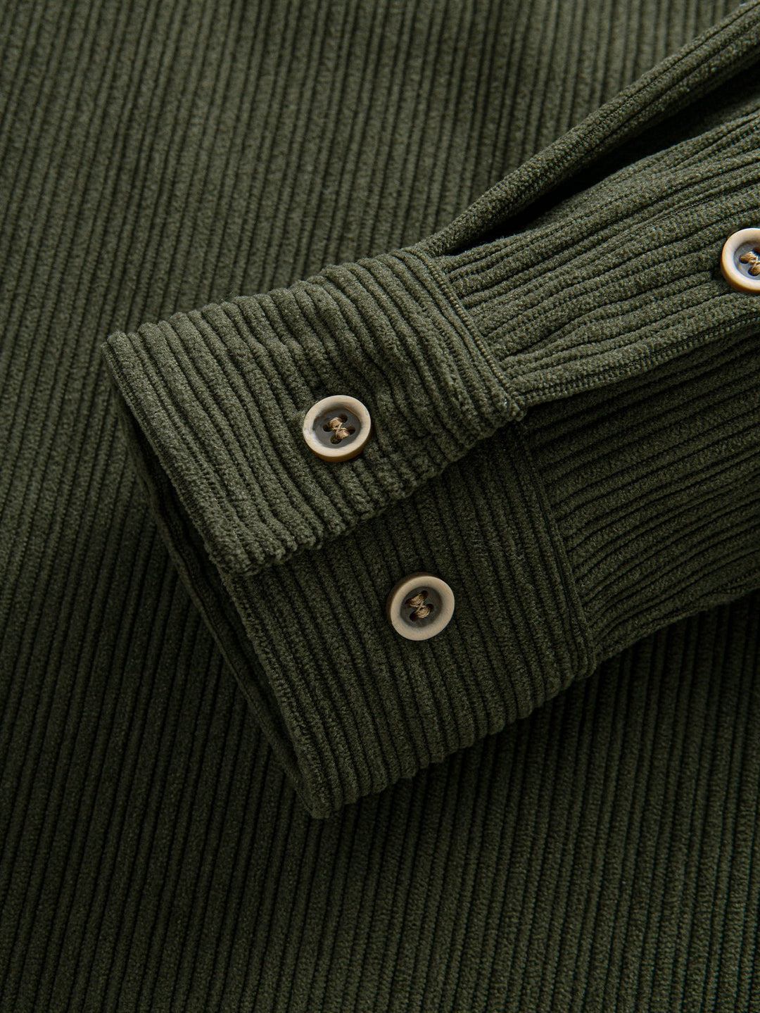 Camicia a maniche lunghe in velluto a coste con tasca e bottoni