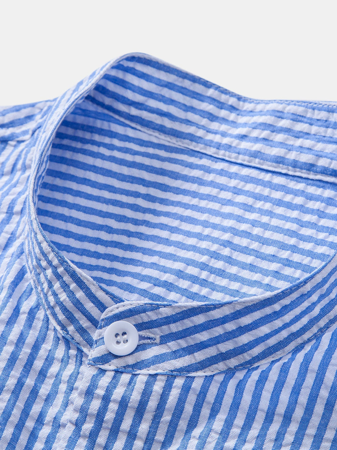 Camicia a righe in seersucker con colletto alto