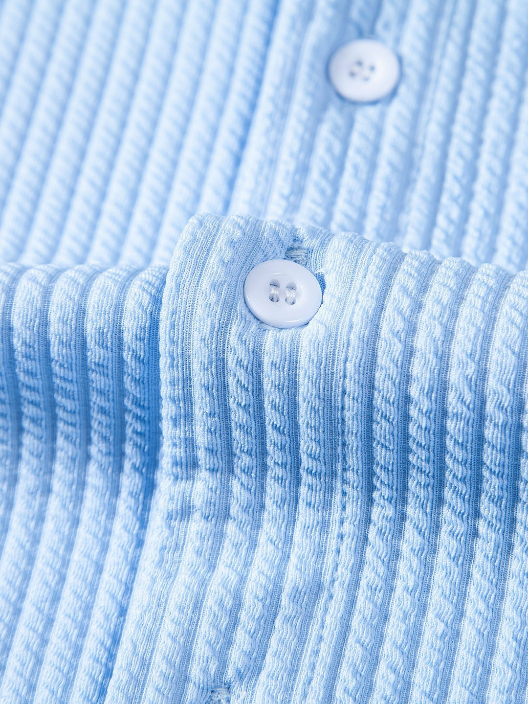 Camicia e pantaloni corti con colletto a coste muscolari